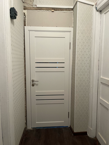 Установлен замок в дверь, выполнено сверление, вырезано отверстие, закреплена фурнитура, проверена работоспособность механизма, отрегулировано прилегание, обеспечена плавность закрывания.