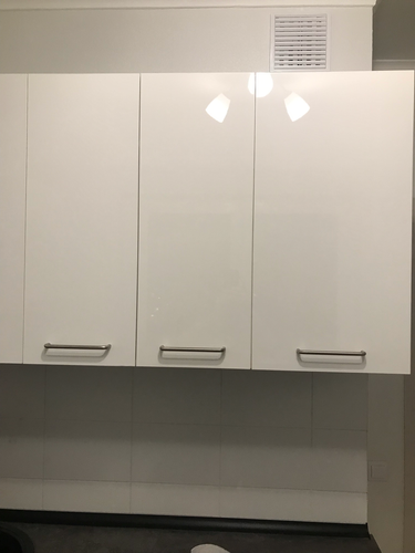 Отрезана столешница, подогнана под размеры, установлена на кухне. Поверхность ровная, края обработаны. Подготовлено место для раковины и плиты. Работа завершена аккуратно и точно.