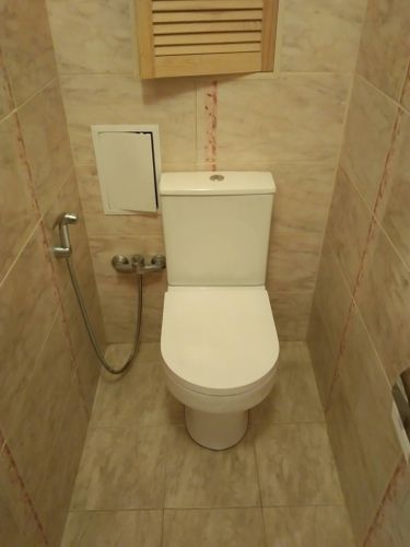 Установлен новый унитаз, подключены коммуникации, проверена герметичность соединений, отрегулирован сливной механизм, устранены протечки, произведена чистка поверхности, обновлены крепления.