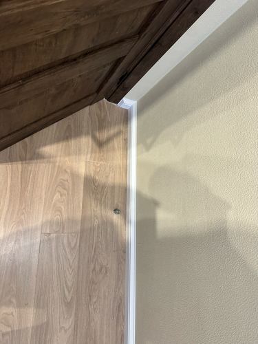 Монтаж полиуретанового/дюрополимерного/полистиролового плинтуса