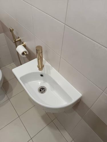 Установка раковины на кронштейнах