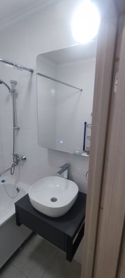 Установлен новый смеситель, подключены водопроводные трубы, проверена герметичность соединений, устранены протечки, проведена регулировка напора воды, очищено рабочее место.