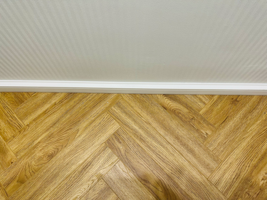 Монтаж полиуретанового/дюрополимерного/полистиролового плинтуса