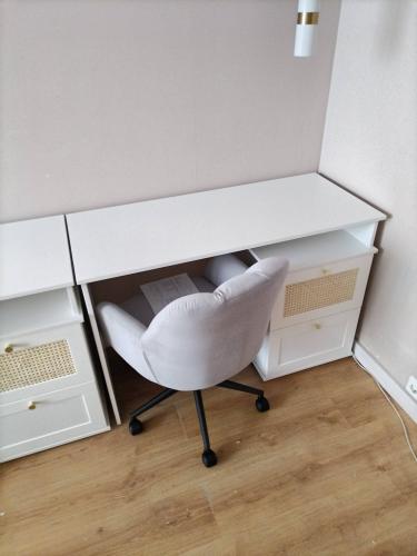 Собрано офисное кресло: установлены колеса, прикреплены подлокотники, зафиксирована спинка, закреплено сиденье, проверена устойчивость, отрегулирована высота, обеспечен комфорт.