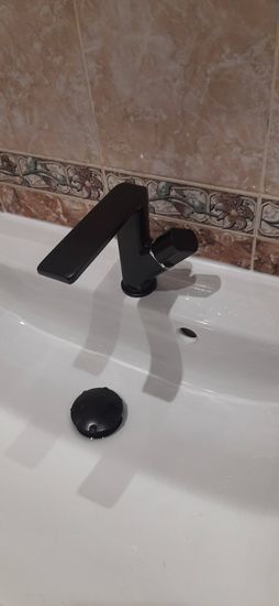 Установлен новый элемент в смесителе, обеспечивающий плавное функционирование. Обновлённый механизм гарантирует надежность и долговечность, предотвращая протечки и обеспечивая комфортное использование.