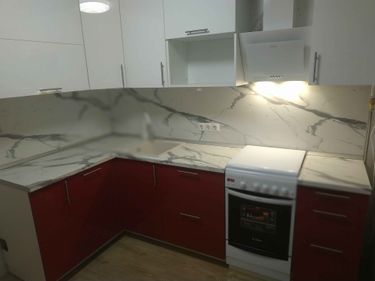 Обновлены кухонные панели: аккуратно подогнаны и установлены, обеспечивая стильный и функциональный вид. Завершён монтаж, фасады идеально соответствуют дизайну помещения.