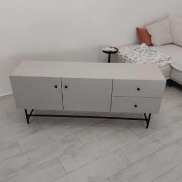 Собрана мебель с выдвижными секциями. Установлены фасады, закреплены ручки, отрегулированы направляющие. Конструкция на ножках, готова к использованию.