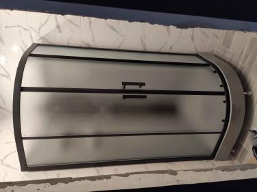 Установлена современная душевая конструкция с гидромассажем. Подключены водопроводные и электрические коммуникации, герметично закреплены панели, проверена функциональность всех систем.