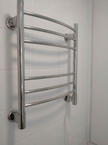 Закреплено устройство на стене, подключено к электросети, проверена работоспособность, обеспечена безопасность, выполнено тестирование, завершен монтаж, проведена настройка, проверена устойчивость.