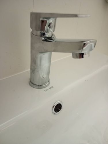 Установлен новый хромированный кран на кухне, подключены водопроводные трубы, проверена герметичность соединений, обеспечена функциональность и эстетичность.