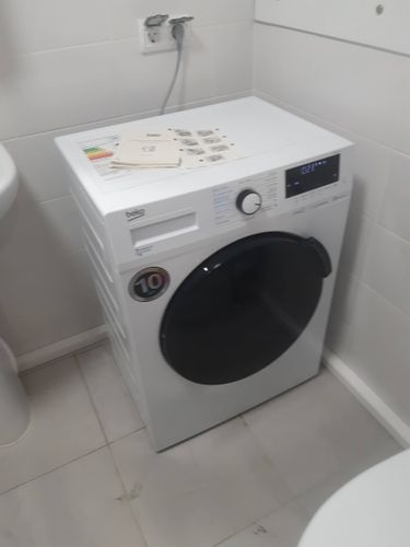 Устройство подключено к водопроводу и электросети, выровнено по уровню, проверена работа, убраны транспортировочные болты, проведено тестирование, размещено в ванной комнате.