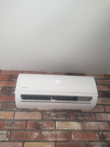 Проведена очистка фильтров, проверка дренажной системы, осмотр электрических соединений, тестирование работы устройства, дозаправка хладагента, устранение загрязнений внешнего блока.