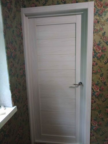 Добавлены новые элементы вокруг двери, обеспечивающие завершенный вид и улучшенную изоляцию. Установлены панели, гармонирующие с интерьером, создавая эстетичное обрамление.