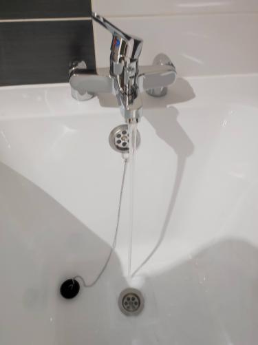 Установлена новая стальная ванна, подключены смеситель и слив, проверена герметичность соединений, отрегулирована подача воды, выполнена отделка стыков, обеспечена устойчивость конструкции.