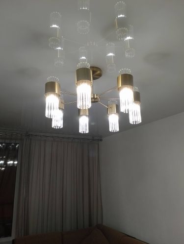 Установлено новое осветительное устройство с современным дизайном. Подключены провода, закреплена конструкция на потолке. Проверена работоспособность, обеспечено равномерное освещение.