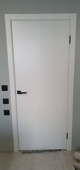 Установлен новый замок в деревянную дверь. Выполнено аккуратное врезание, обеспечена надежная фиксация. Ручка и механизм функционируют исправно, внешний вид сохранен.