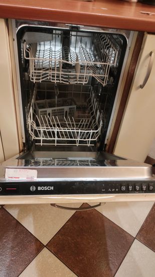 Выполнена замена нагревательного элемента в посудомоечной машине Bosch. Устройство разобрано, старый элемент извлечен, установлен новый, проверена работоспособность, собрана обратно.