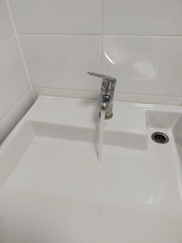 Заменена кранбукса в смесителе, обеспечив исправное функционирование водопроводного устройства. Устранены протечки, восстановлена герметичность, улучшена подача воды.