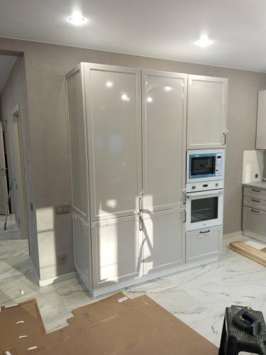 Установка и подключение встраиваемого холодильника Сборка и установка каркаса колонны Выпил одного отверстия/углубления/присадка под петлю в материалах ДСП/Массив