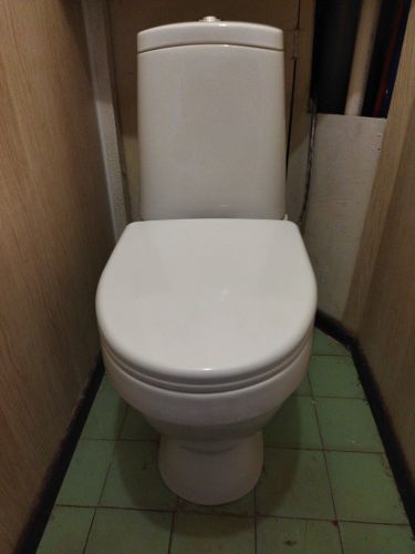 Установлен новый унитаз, закреплен на полу, подключен к водопроводу, проверена герметичность соединений, устранены протечки, заменены уплотнители, отрегулирована арматура бачка.