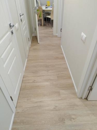 Монтаж полиуретанового/дюрополимерного плинтуса до 100 мм Монтаж плинтуса на угол комнаты