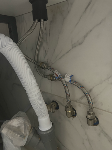 Проведена замена кранбуксы в смесителе. Установлены новые элементы, обеспечивающие герметичность и плавность работы. Проверена функциональность, устранены протечки, улучшено водоснабжение.