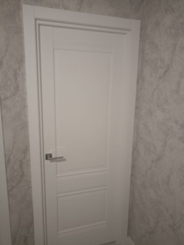 Установлены дополнительные элементы на межкомнатную дверь, обеспечивая завершённый вид и улучшая эстетику. Работы выполнены аккуратно, с точным подгоном деталей.