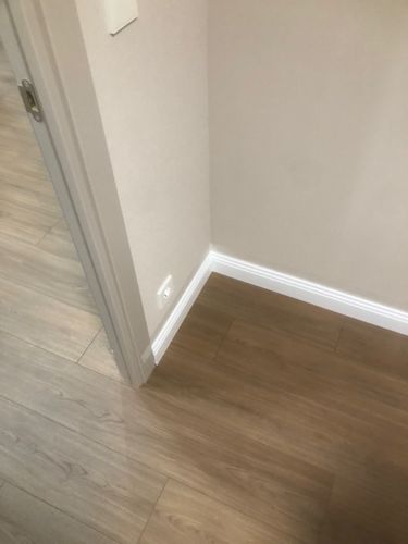 Монтаж полиуретанового/дюрополимерного/полистиролового плинтуса