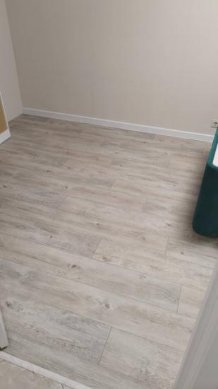 Покрытие уложено на подготовленное основание, стыки аккуратно соединены, поверхность ровная, без дефектов. Углы и края обработаны, обеспечивая завершённый вид.