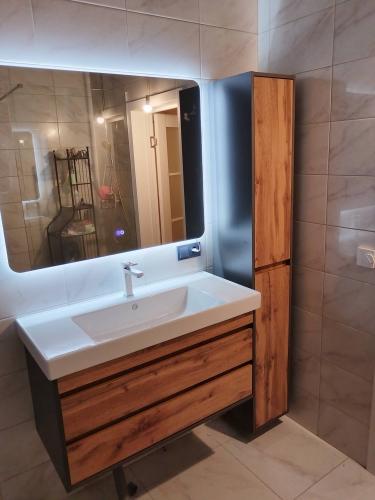 Установка комплекта: пенал + тумба +раковина + смеситель + зеркало