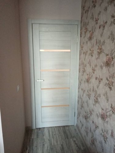 Деревянная дверь оснащена новым замком. Акку ратно вырезано отверстие, установлена фурнитура, проверена работоспособность механизма. Завершено безупречно, гармонично вписано в интерьер.