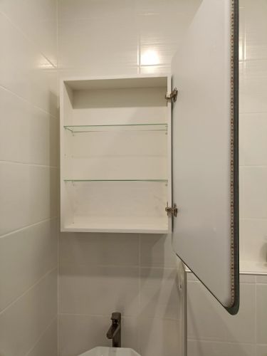 Монтаж зеркального шкафа с подсветкой