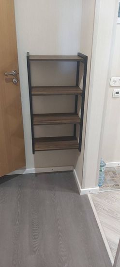 Собран стеллаж: установлены полки, закреплены боковые панели, обеспечена устойчивость конструкции. Готово к использованию, все элементы надежно зафиксированы, гармонично вписан в интерьер.