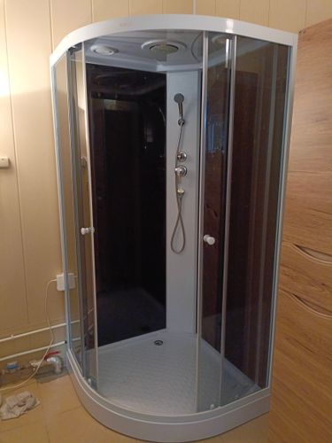 Установлена современная душевая конструкция с гидромассажной функцией. Все элементы надежно закреплены, подключены коммуникации, проверена герметичность, выполнена настройка оборудования.