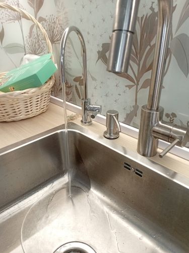 Установка проточного фильтра под мойку