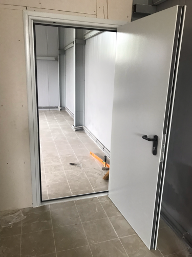 Установлена новая металлическая дверь, произведена регулировка петель, заменён замок, обновлён уплотнитель, отрегулирована фурнитура, проверена герметичность, выполнена чистовая отделка.