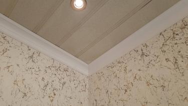 Монтаж потолочного полистрирол/пенополистирол плинтуса