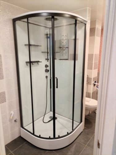 Установлена современная душевая конструкция с прозрачными дверцами, заменившая старую ванну. Проведены работы по монтажу, подключению водоснабжения и герметизации.