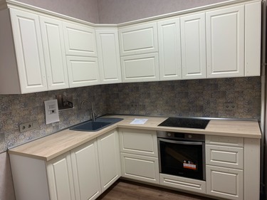 Установлены шкафы, закреплены фасады, смонтирована столешница, подключена варочная панель, врезана мойка, подключены коммуникации, выполнена отделка фартука.