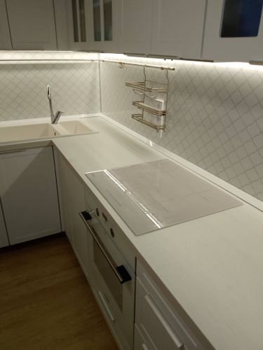 Выполнен монтаж техники в кухонную поверхность. Подготовлено отверстие, установлено оборудование, подключены коммуникации. Все элементы аккуратно закреплены, обеспечена надежная эксплуатация.