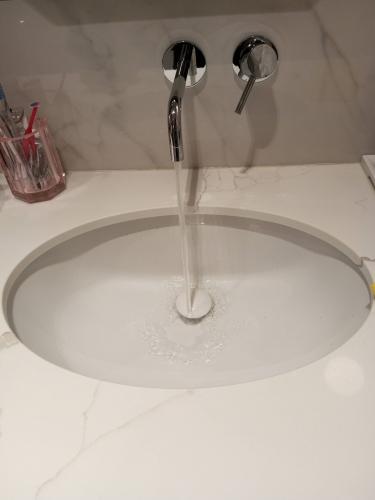 Устранена протечка в раковине, заменен смеситель, восстановлена герметичность соединений, обеспечен нормальный поток воды, проверена работа системы, устранены неполадки.