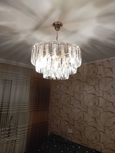 Закреплена люстра на натяжной поверхности, подключены провода, проверена работа освещения. Установлена конструкция, обеспечивающая надежное крепление и эстетичный внешний вид.