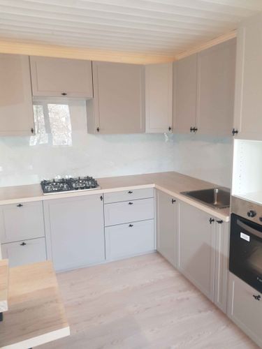 Установлены шкафы, закреплены фасады, вмонтирована столешница, подключена мойка, встроена плита и духовой шкаф. Завершена сборка и монтаж всех элементов.