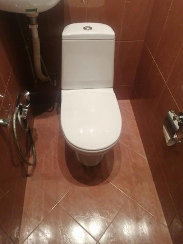 Установлено новое сантехническое оборудование, подключены коммуникации, проверена герметичность соединений, выполнена фиксация к полу, проведена проверка функциональности.