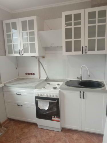 Установлены шкафы, навешены дверцы, закреплена столешница, подключена мойка, смонтирована вытяжка, встроена плита, установлены ручки, проведены коммуникации, завершена отделка.