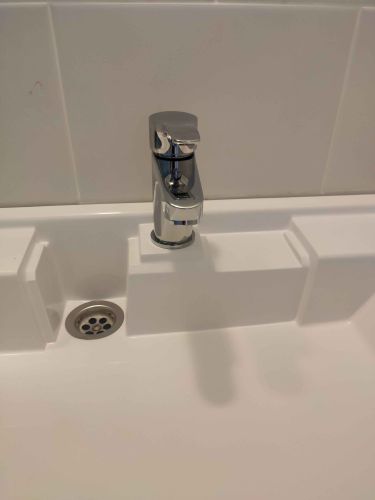 Установлено оборудование, подключены водопровод и электричество, проверена герметичность, настроены функции массажа, закреплены панели, протестирована работа системы.