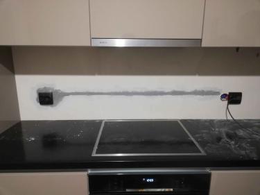 Установлены новые розетки на кухне, проведена проводка внутри стены, заделаны штробы, подключено электричество, проверена работоспособность, обеспечена безопасность и надежность подключения.