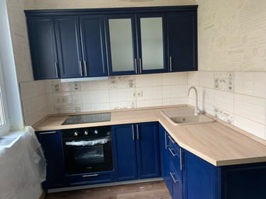 На изображении завершена работа по точному раскрою и установке кухонных панелей. Фасады аккуратно подогнаны, обеспечивая идеальное прилегание и современный внешний вид.