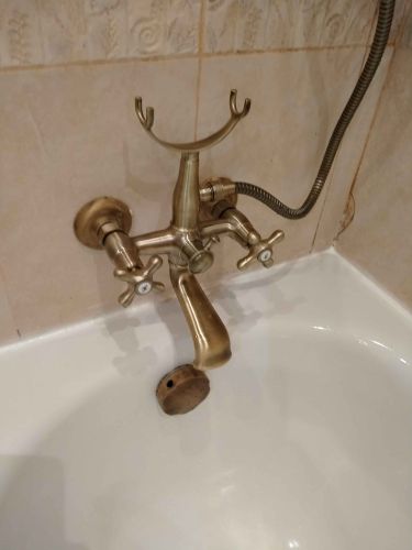 Установлен новый вентиль, заменивший старый. Проведены работы по демонтажу и монтажу, обеспечено герметичное соединение, проверена функциональность, устранены протечки.