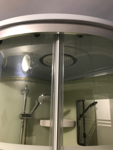 Установлена новая душевая кабина: закреплены стеклянные панели, подключены смеситель и лейка, герметизация швов, проверена работа слива, установлены полки для удобства.